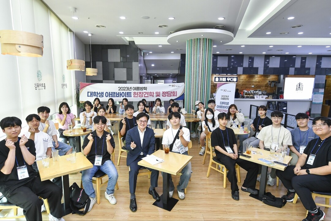 청년들의 의견을 청취하고 소통하고 있는 김병수 시장