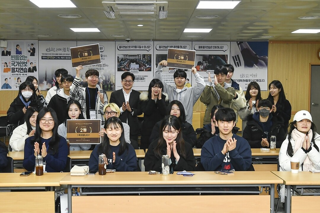 김포시가 변화된 시대를 반영해 실질적인 성과가 있을 수 있도록 실용적인 청년 정책을 선보이고 있다. 청년들의 의견을 청취하고 소통하고 있는 김병수 시장. 김포시 제공