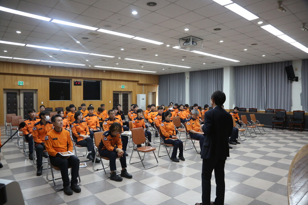 공직선거법에 관한 강의를 진행 중인 김태수 서기관