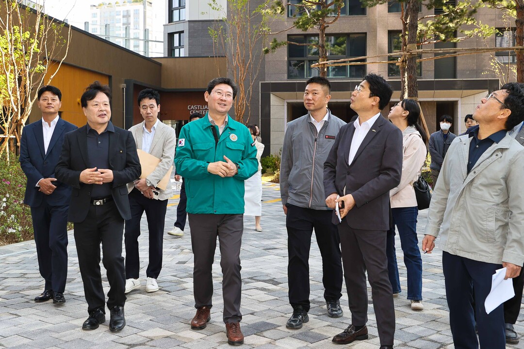 이상일 용인시장이 29일 시 용인시 품질점검단과 함께 롯데캐슬 하이브엘 외부 공용공간 시공 상태와 조경 등을 살펴보고 있다.