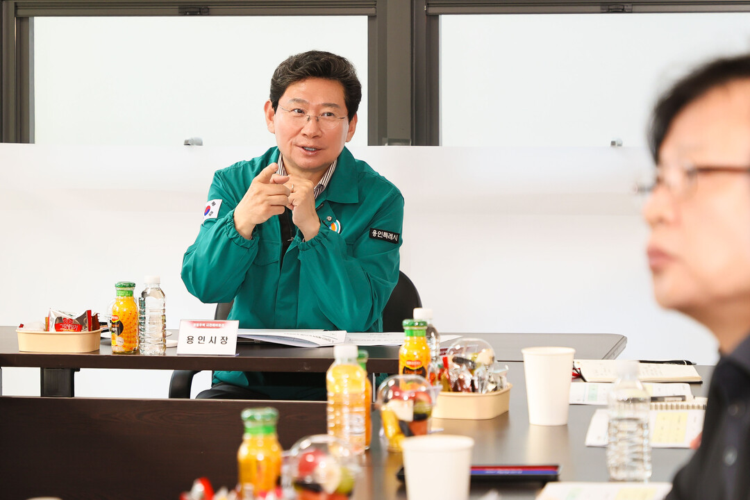 이상일 용인시장이 29일 오전 수지구청역 롯데캐슬 하이브엘 공동주택 단지 품질 점검에 참여해 관계자로부터 현장에 대한 설명을 듣고 있다. 용인시 제공