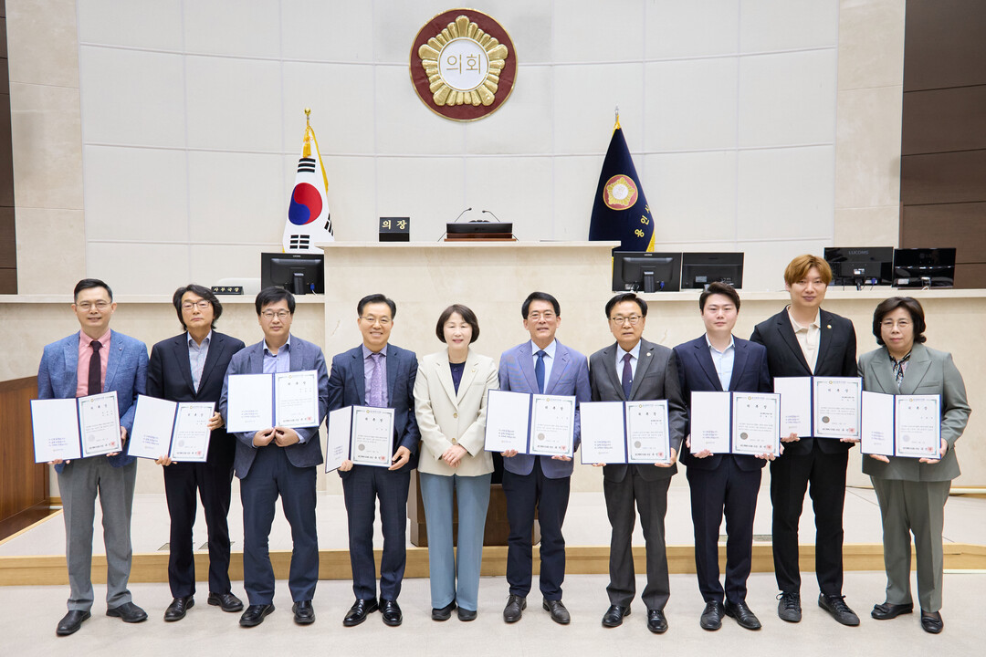 유진선 의장과 결산검사 위원들이 기념촬영을 하고 있다. 용인시의회 제공
