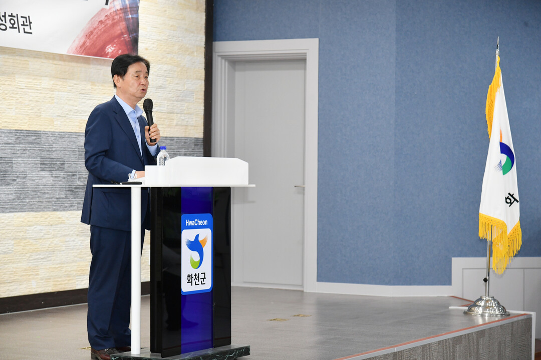 최문순 군수가 공직자를 대상으로 제21대 대통령 선거 대비 공직 선거법 교육을 하고 있다. 