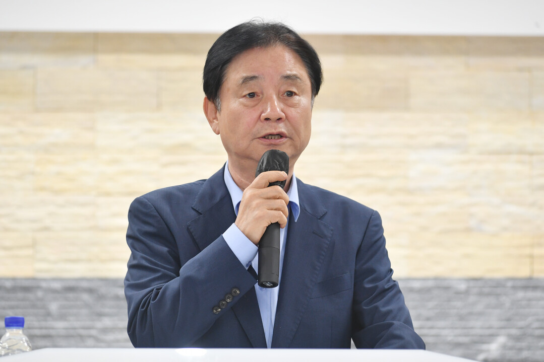 최문순 군수가 공직자를 대상으로 제21대 대통령 선거 대비 공직 선거법 교육을 하고 있다. 