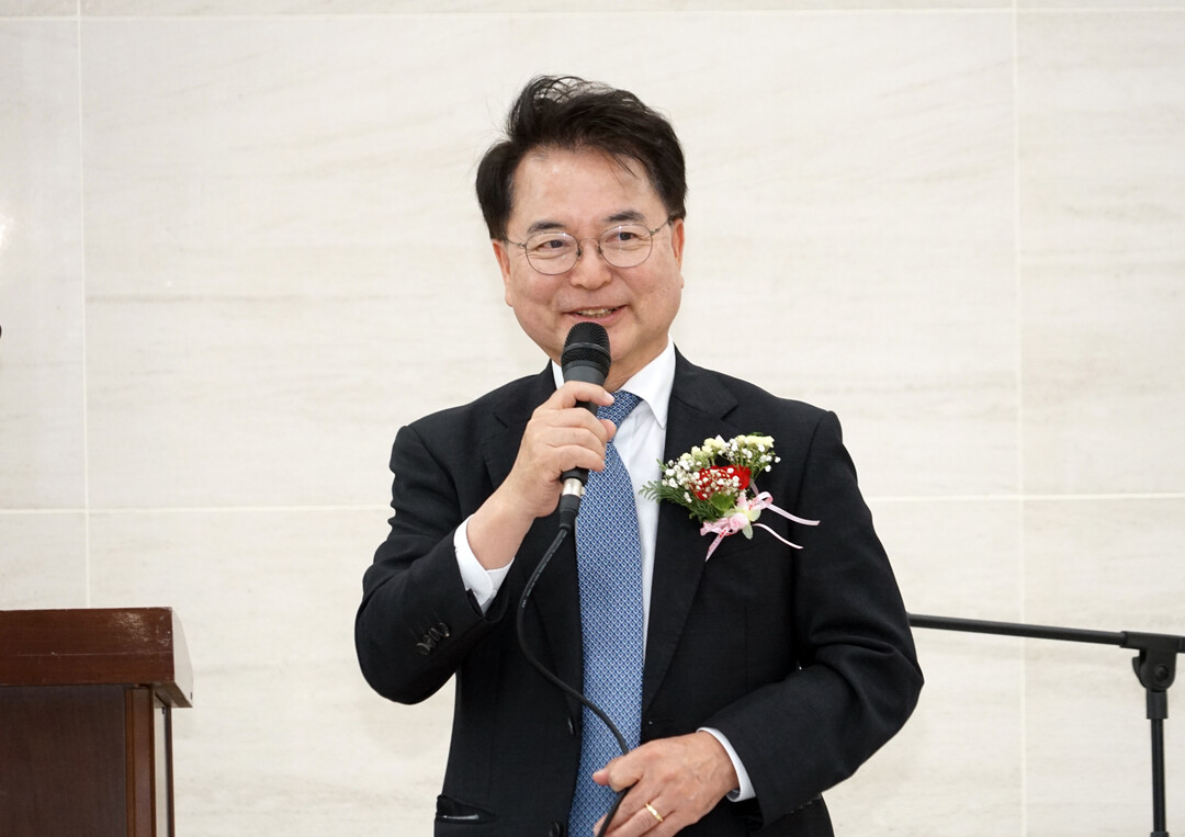 육동한 시장이  ‘강원 소반의 美’ 전시회 개막식에서 축사하고 있다.