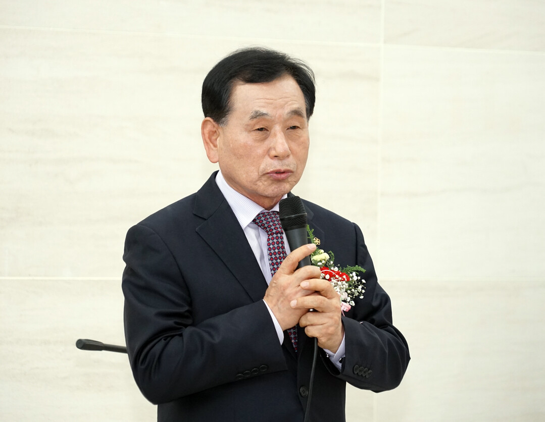 권오석 원장이  ‘강원 소반의 美’ 전시회 개막식에서 축사하고 있다.