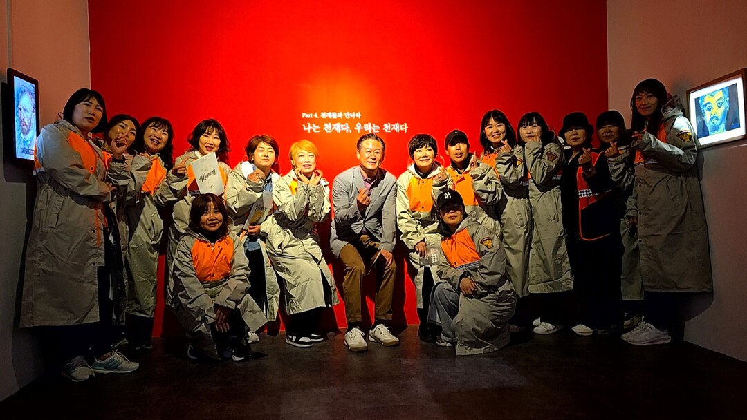 신영재 홍천군수(가운데)가 홍천읍여성의용소방대(대장 박홍숙) 대원들에게 자화상으로 만나는 故주재현 작가 홍천미술관 특별전을 해설하고 기~