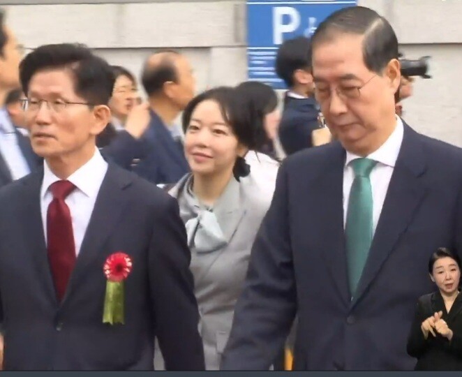 김문수(왼쪽) 국민의힘 대선후보와 한덕수 무소속 예비후보가 불기 2569(2025)년 부처님오신날을 맞은 5일 서울 종로구 조계사 대웅전 앞에서 열린 부처님 오신날 봉축법요식에 참석하기 위해 나란히 이동하고 있다. 한덕수(전 국무총리) 예비후보의 표정이 침울하다. JTBC 뉴스화면 캡처