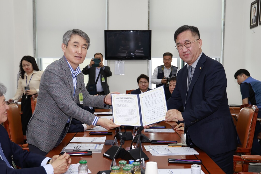 백호 서울교통공사 사장(좌)이 맹성규 국토교통위원장(우)에게 공동건의문을 전달하고 있다. 서울교통공사 사진 제공