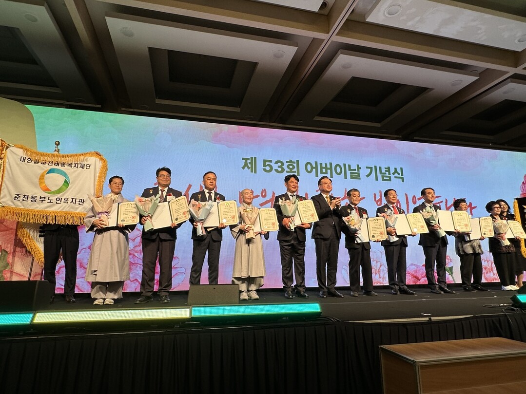 제53회 어버이날 기념식 수상자들과 함께.