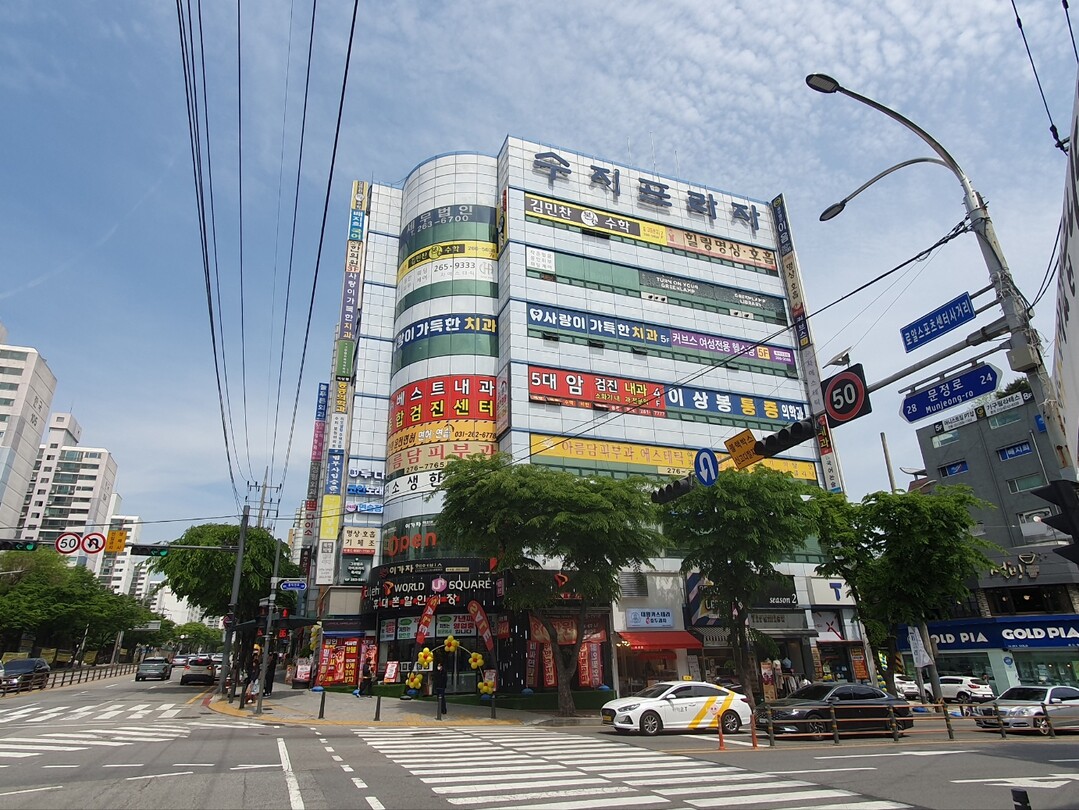 용인에서 가장 비싼 땅으로 꼽힌 용인시 수지구 풍덕천동 수지프라자 건물 부지. 용인시 제공
