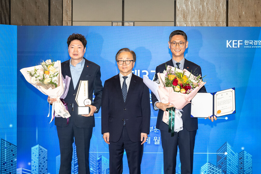 수상 후 기념 촬영하는 (왼쪽부터) 허남열 롯데월드 노조위원장, 이동근 한국경영자총협회 상근부회장, 권오상 롯데월드 대표이사