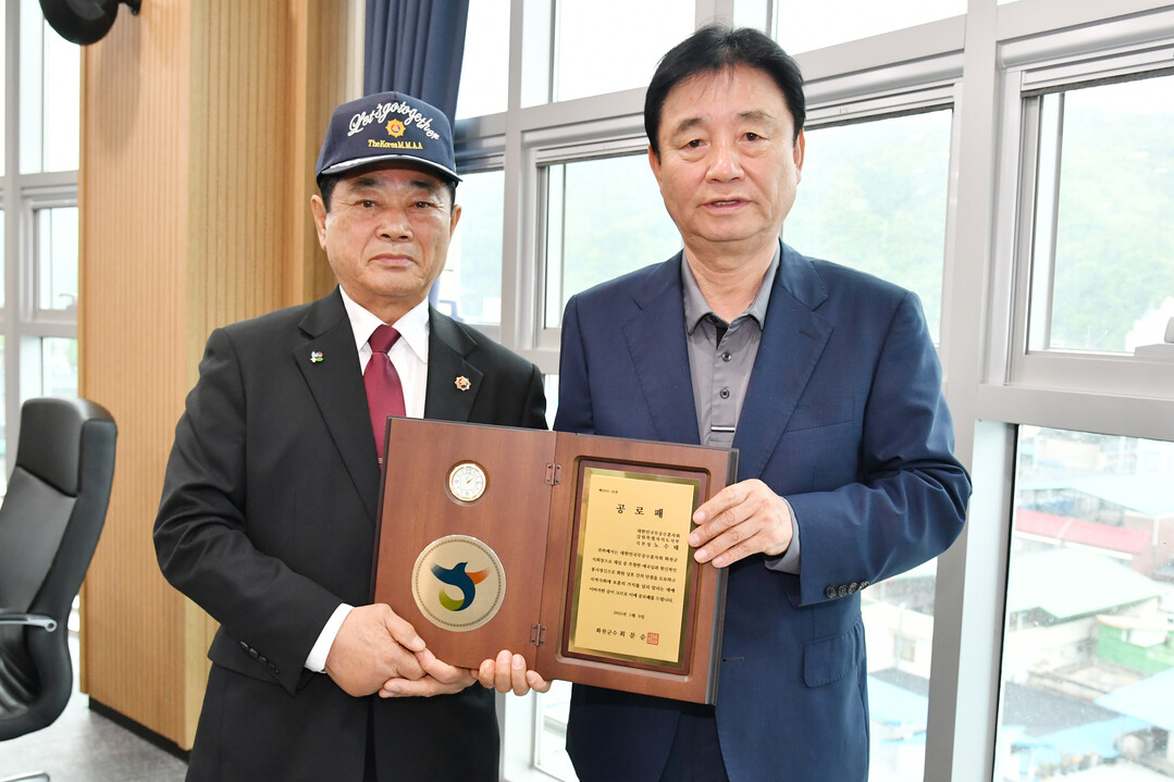 최문순 군수가 노수태 이임 회장에게 공로패를 전달했다. 