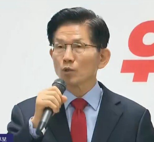 김문수 국민의힘 대통령 후보가 지난 10일 오전 국회에서 긴급기자회견을 갖고 “당 지도부는 강제 후보 단일화라는 미명으로 정당한 대통령 후보인 저 김문수를 끌어내리려는 작업에서 손을 떼라”고 일갈하고 있다. 이하 YTN 뉴스화면 캡처