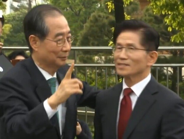 국민의힘 최종 대선후보로 확정된 김문수(오른쪽) 후보와 한덕수(전 국무총리) 예비후보가 지난 8일 국회 사랑채 야외테이블에서 공개회동에 앞서 선 채로 잠시 대화를 나누고 있다.