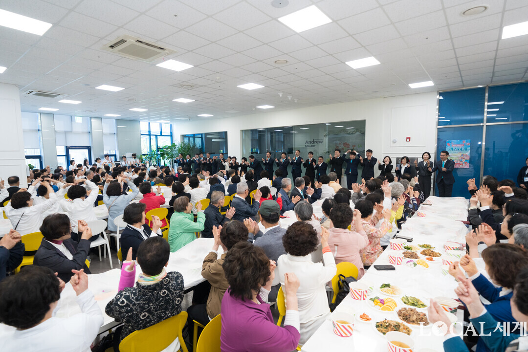 7일 안드레연수원서 열린 어버이날 맞이 지역어르신 초청 경모행사에서 안드레교회 관계자들이 앞으로 나가 손하트를 날리며 어르신들에게 환영의 인사를 하고 있다. 신천지 안드레교회 제공