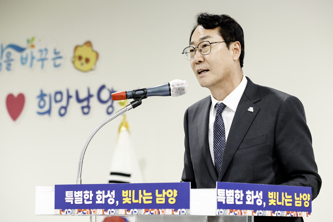 정명근 화성특례시장이 13일 남양읍 임시청사 개청식에서 축사하고 있다. 화성시 제공