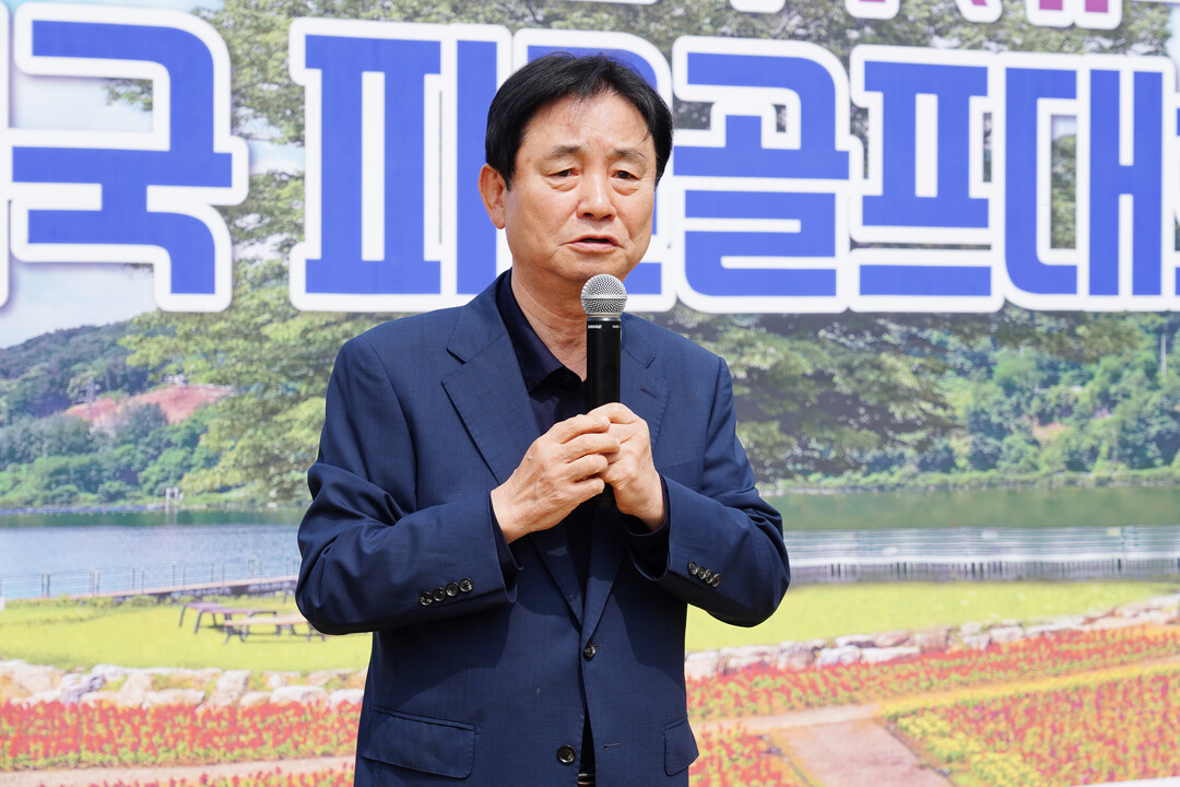 최문순 군수가 2025 화천 부부(가족) 전국 파크골프대회 1차 예선전에서 인사말을 하고 있다.
