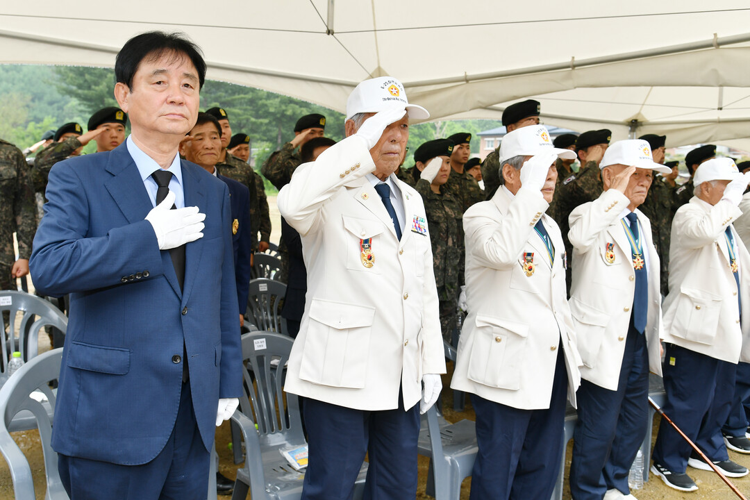 제7사단 6.25 전쟁 전사자 유해발굴 개토식에서 국민의례가 진행되고 있다.
