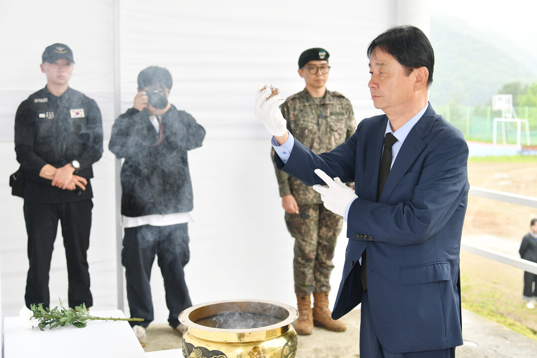 최문순 군수가 제7사단 6.25 전쟁 전사자 유해발굴 개토식에서 분향하고 있다.