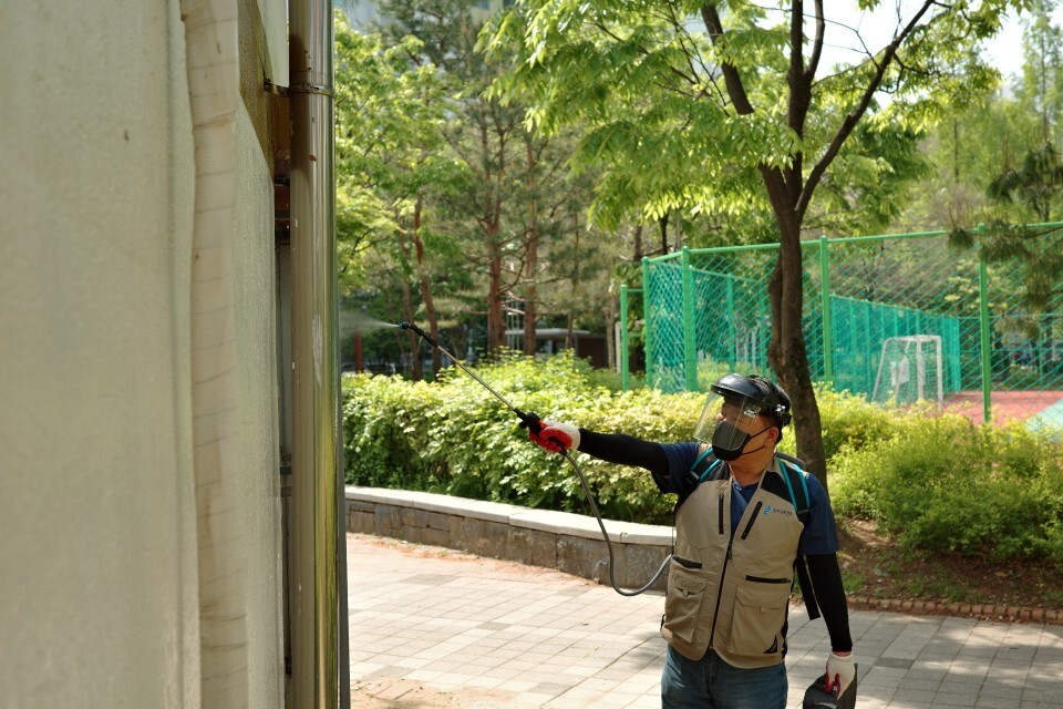 공원 내에서 잔류분무 소독을 하는 모습.용인시 제공