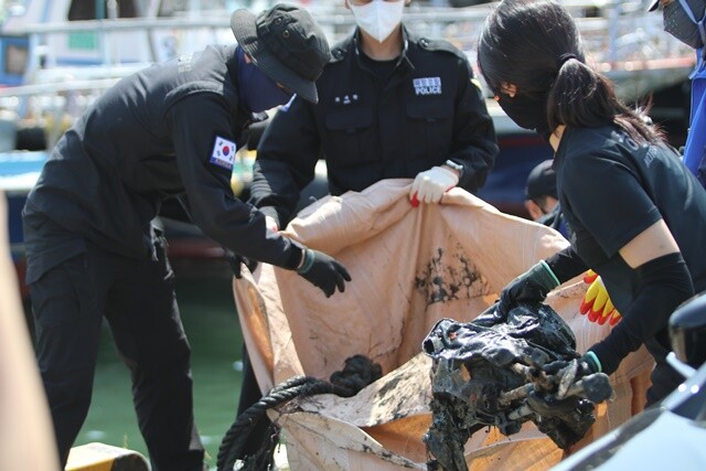 바다의 날을 기념해 비응항에서 해양쓰레기를 수거하고 있다.군산해경 제공