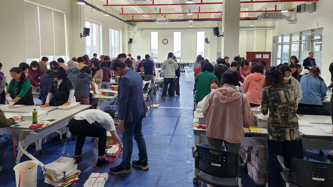 화성특례시 소속 공무원 및 민간인들이 제21대 대통령선거 선거공보물 발송작업을 하고 있다.화성시 제공