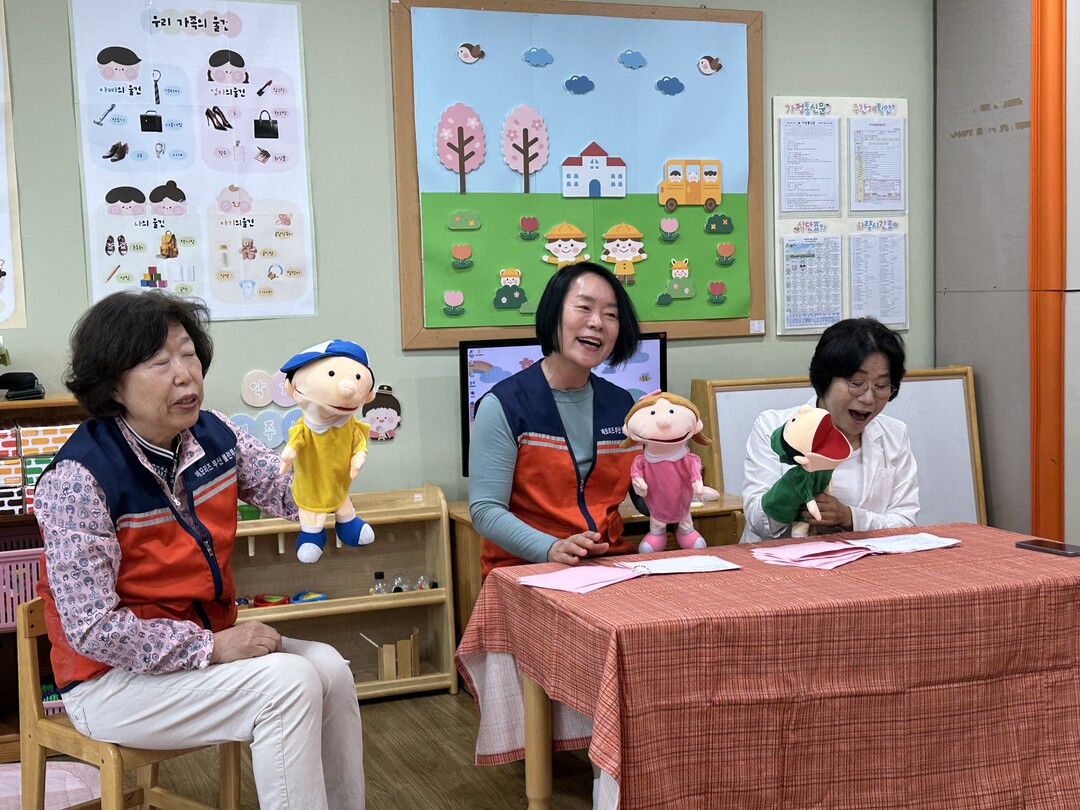 부산 동구자원봉사센터는 2025 우수 자원봉사 프로그램으로 선정된 구연동화로 만나는 장기려 박사.동구청 제공