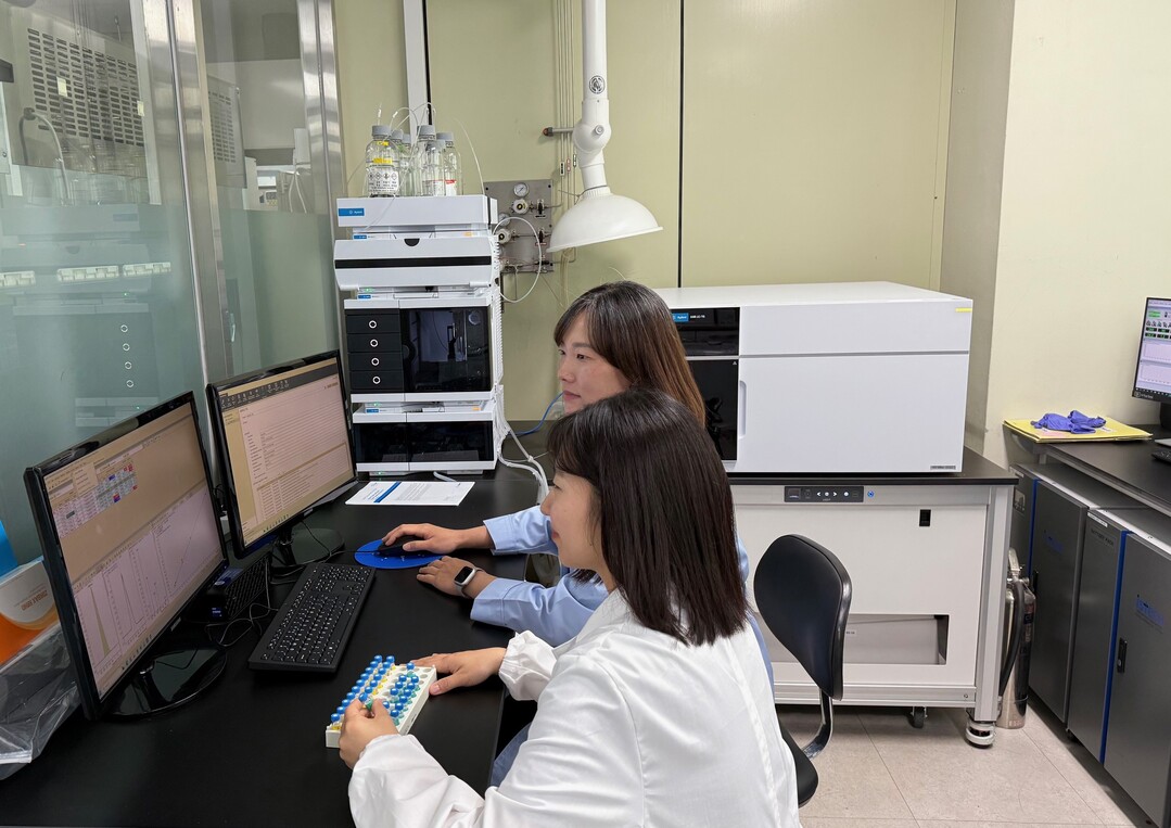용인시는 영국 식품환경연구청(FERA)이 주관하는 ‘2025년 국제 식품 분석 숙련도 시험(FAPAS)’에서 8년 연속 ‘만족’ 판정을 받으며, 농산물 잔류 농약 분석 기술력을 인정받았다.용인시 제공
