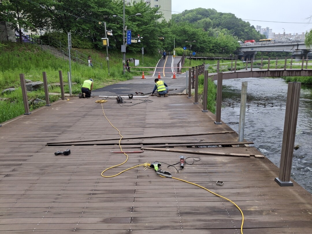 용인시 수지구는 주민들이 하천에서 안전하고 편리하게 활동할 수 있도록 하천 내 소규모 편의시설 정비 사업을 추진한다.용인시 제공