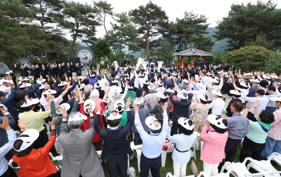 17일 경기도 청평 신천지 평화연수원에서 ‘계시성취 실상증거 신천지 말씀대성회’가 열린 가운데 참석한 목회자들이 하나님께 영광을 돌리고 있다. 신천지예수교회 총회본부 제공