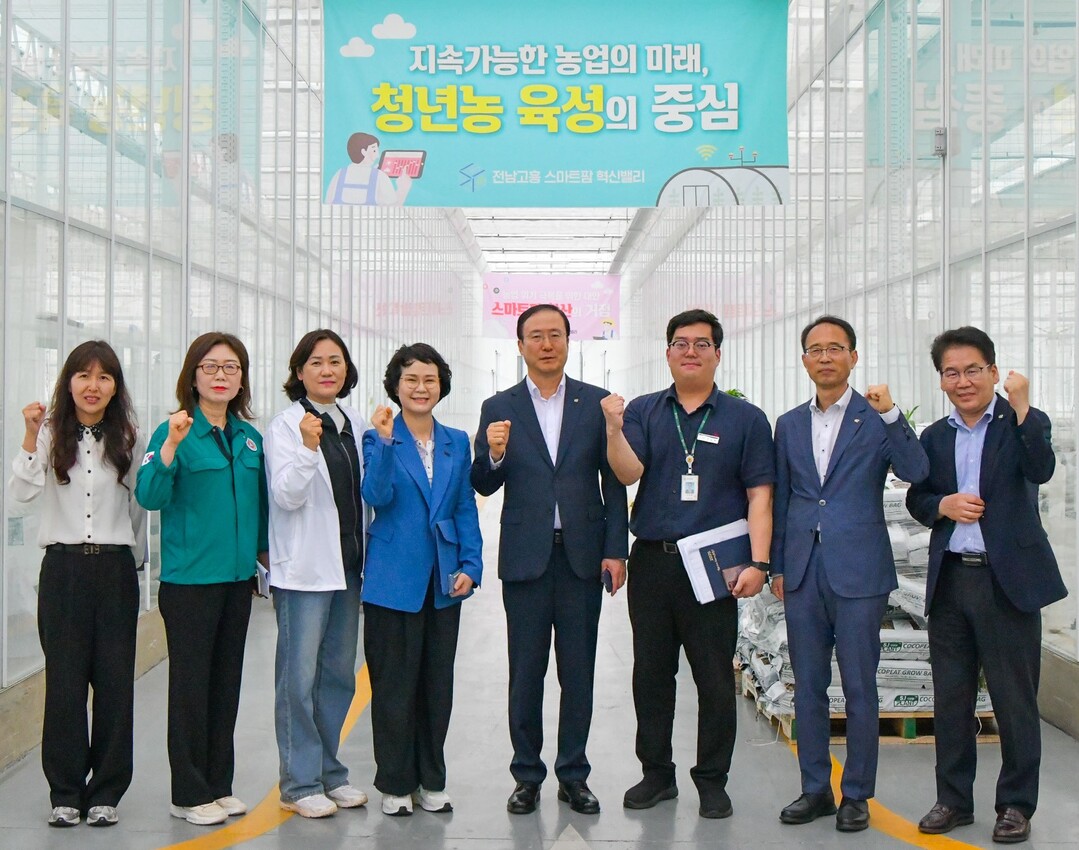 한국농수산식품유통공사 전종화 상임감사(우측 4번째)