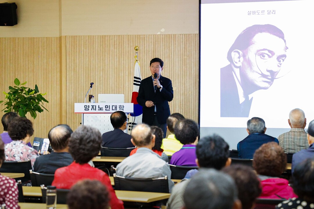21일 이상일 시장이 양지면 행정복지센터에서 특강을 하고 있다. 용인시 제공