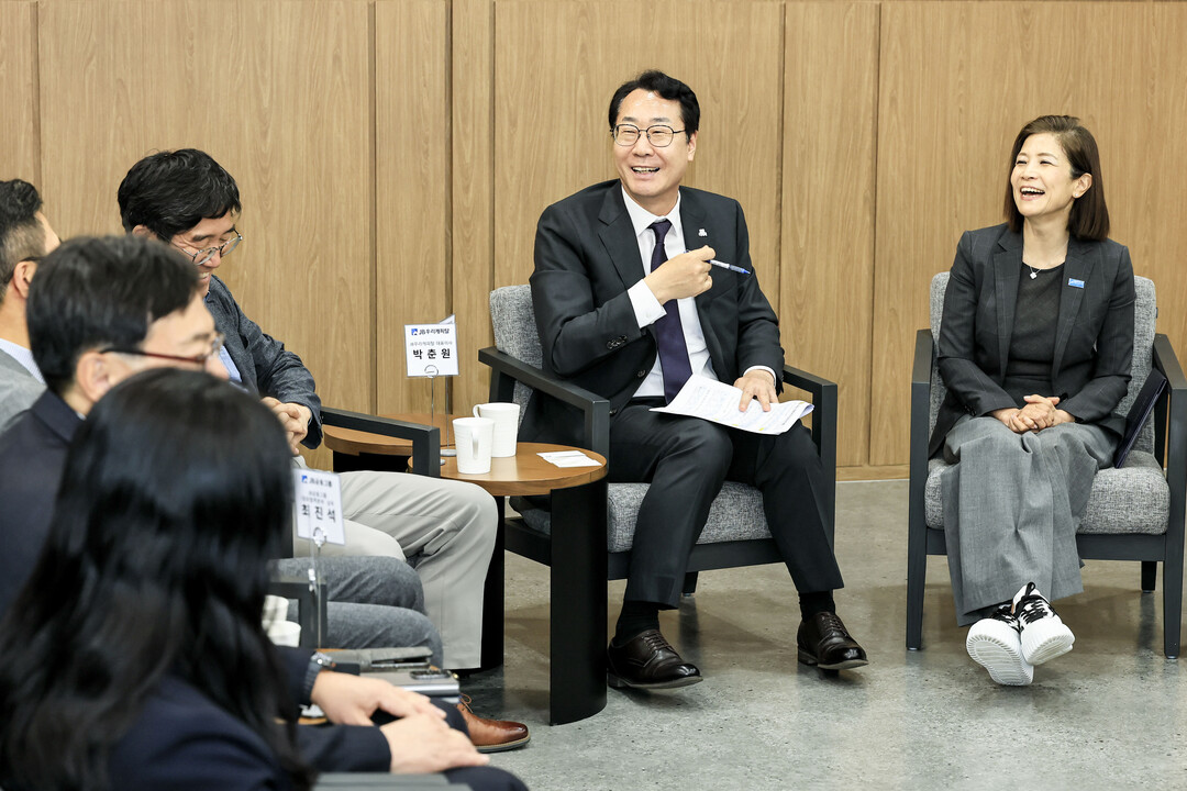 정명근 화성특례시장이 22일 미등록 이주아동 기본권 보장을 위한 업무협약 관계자들과 사업 추진 방안에 대해 논의하고 있다.
