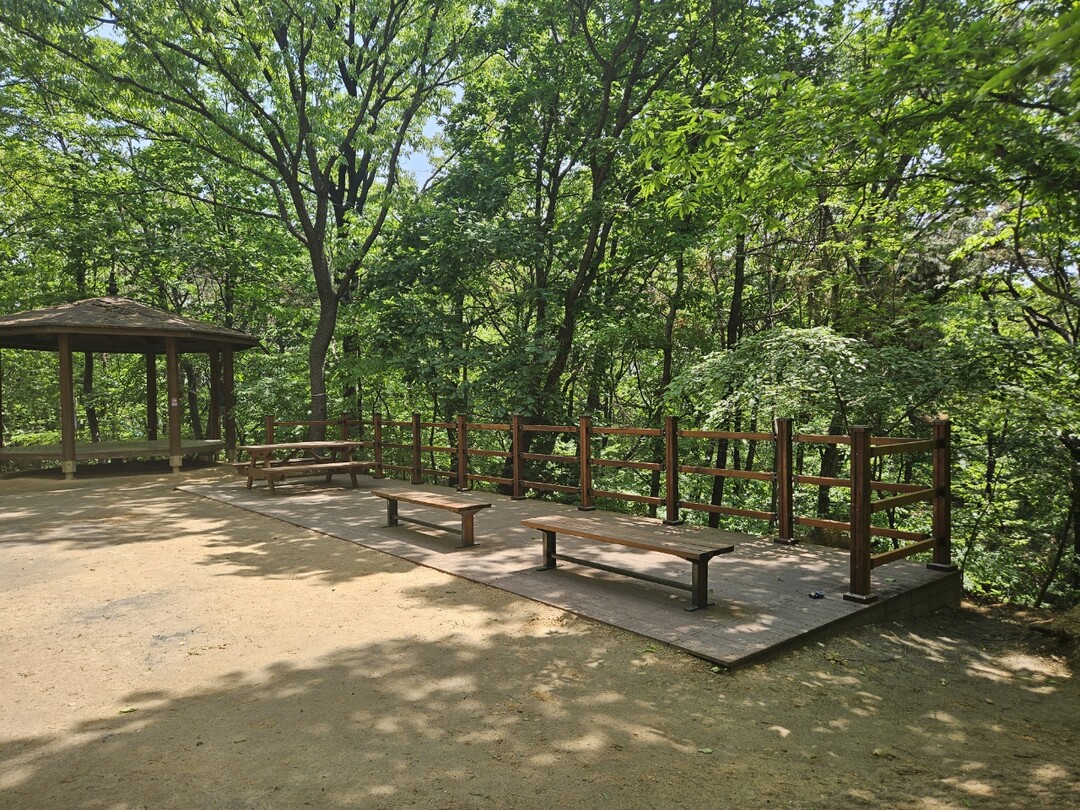 데크형 휴게쉼터가 설치된 동진원1근린공원. 용인시 제공