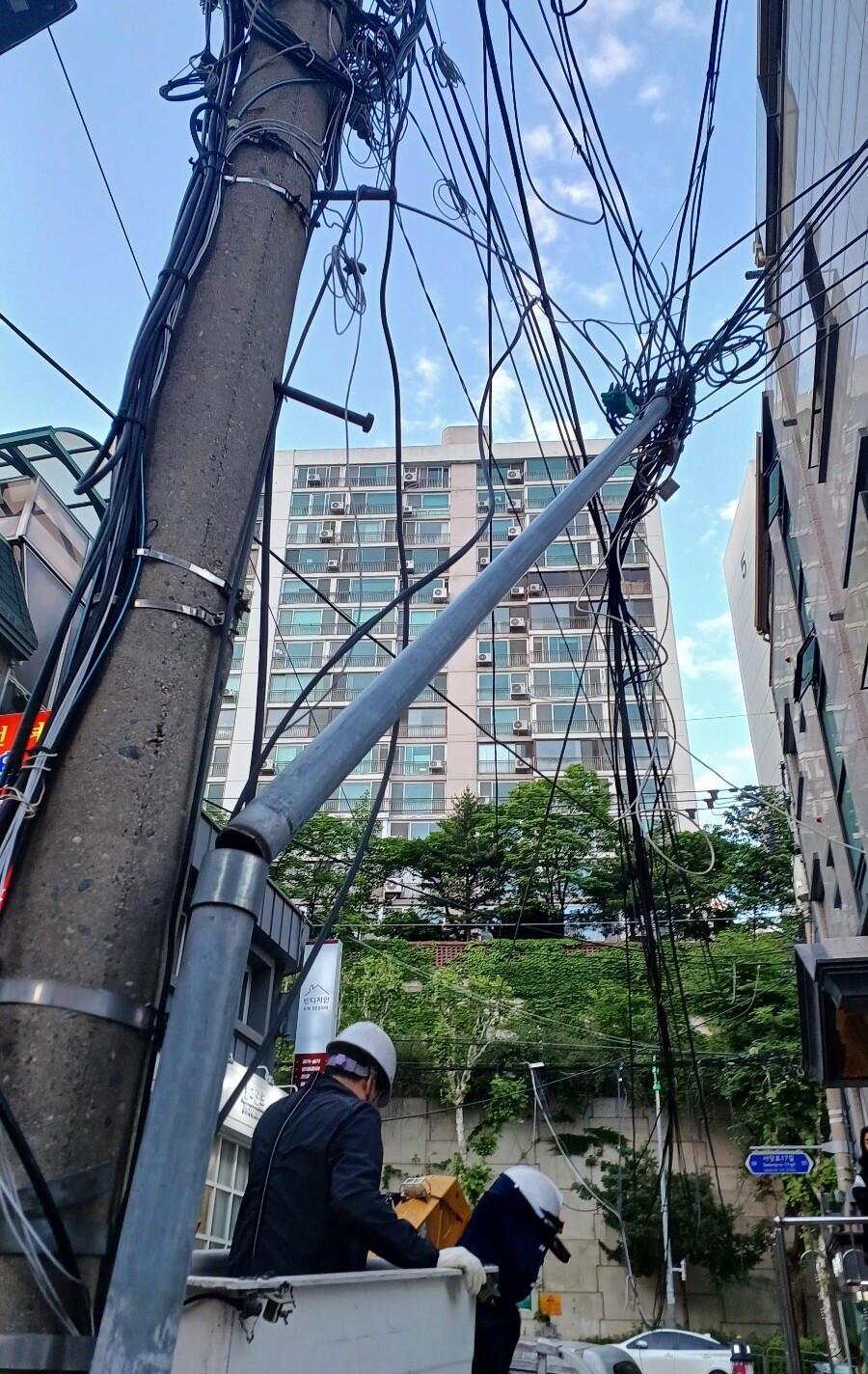 KT 통신 전주 사이에 설치된 녹슨 스틸 파이프가 부러지며 통신선이 도로 위로 늘어졌고, 이로 인해 SK텔레콤, LG유플러스, KT 등 통신 3사의 인터넷과 전화, 유선방송 서비스가 동시에 마비됐다.