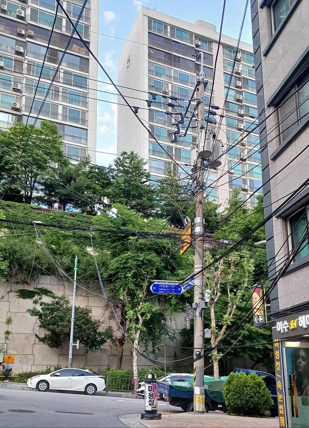 각 통신사 통신케이블 전선이 느려져 있는 현장 사진