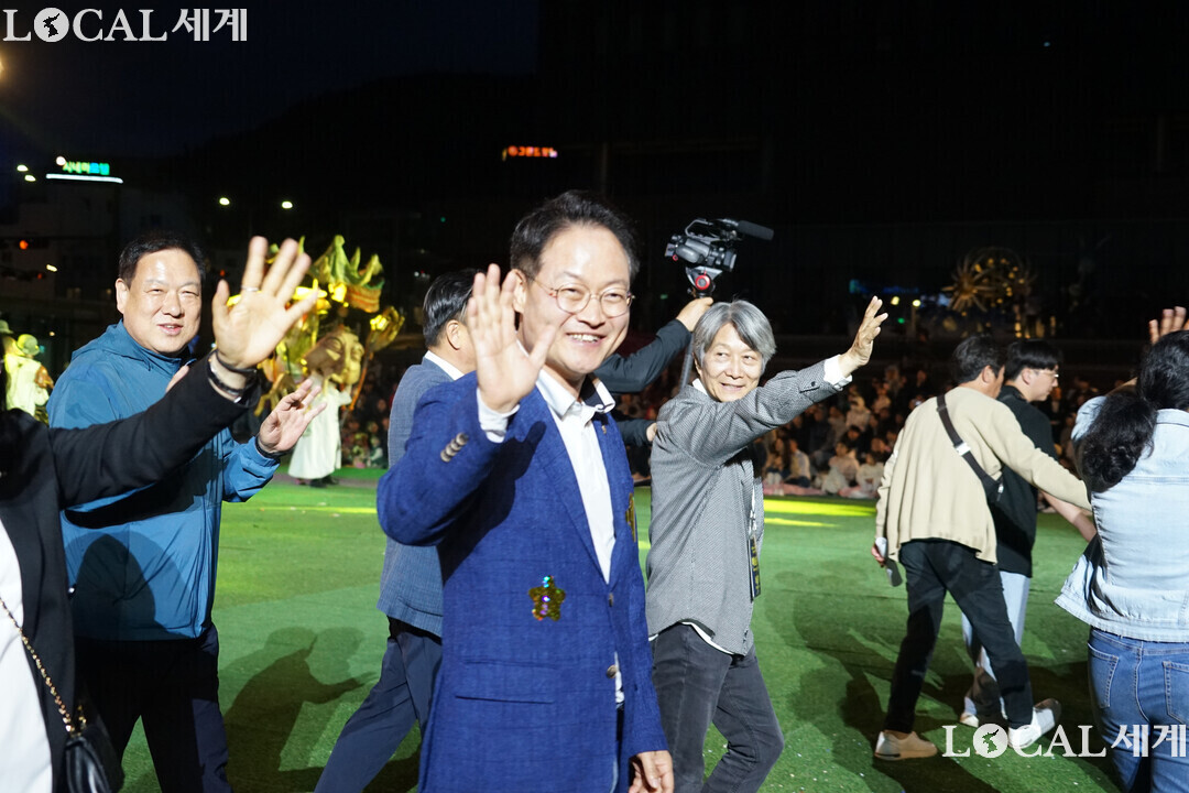 허영 국회의원이 춘천세계인형극제 개막식장으로 입장하고 있다.