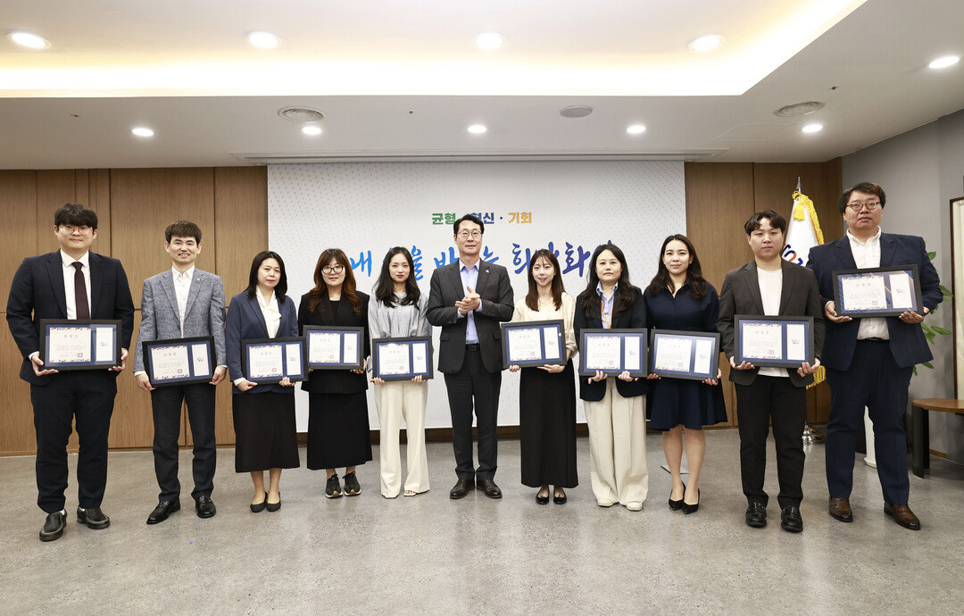 26일 시청 중앙회의실에서 정명근 화성특례시장과 우수직원 표창을 받은 화성특례시 공공기관 직원들이 함께 기념 촬영을 하고 있다. 화성시 제공