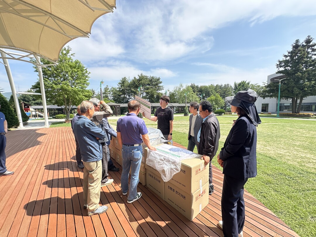 용인시는 겨울철 집단 폐사 예방 위해 스마트 양봉시범사업을 추진하며 양봉 농가에 