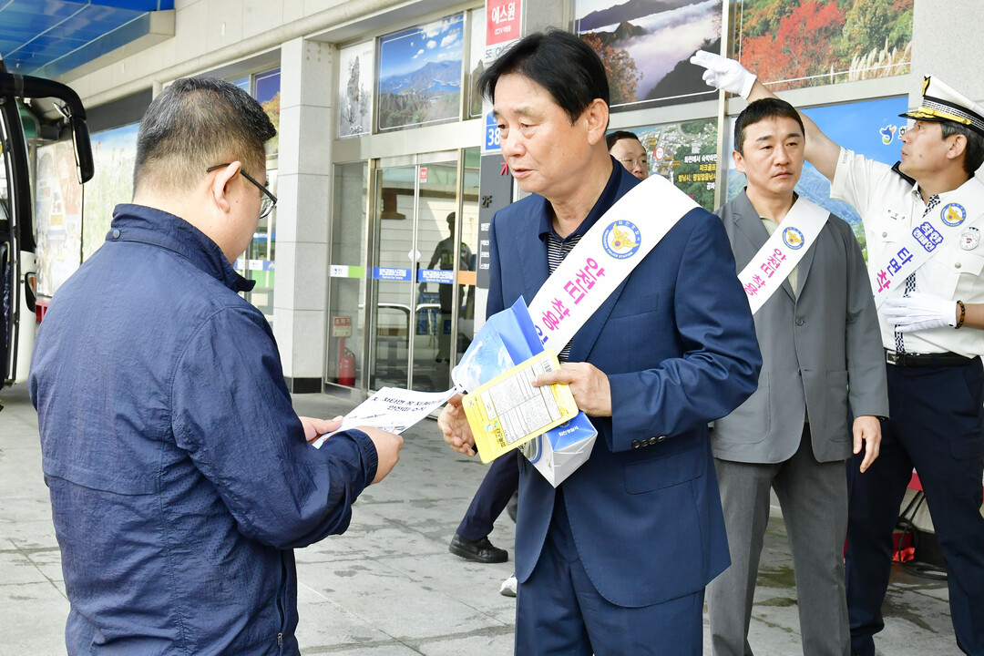 최문순 군수가 화천경찰서가 개최한 교통사고 예방 합동 캠페인에 참여하고 있다.