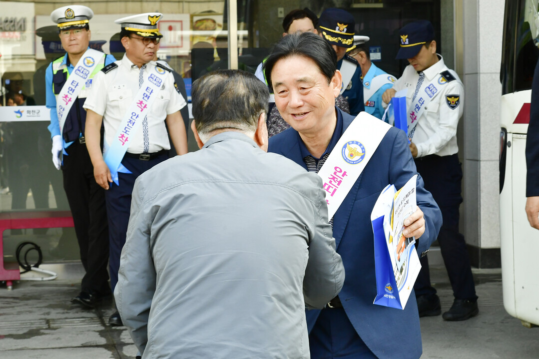 최문순 군수가 화천경찰서가 개최한 교통사고 예방 합동 캠페인에 참여하고 있다.
