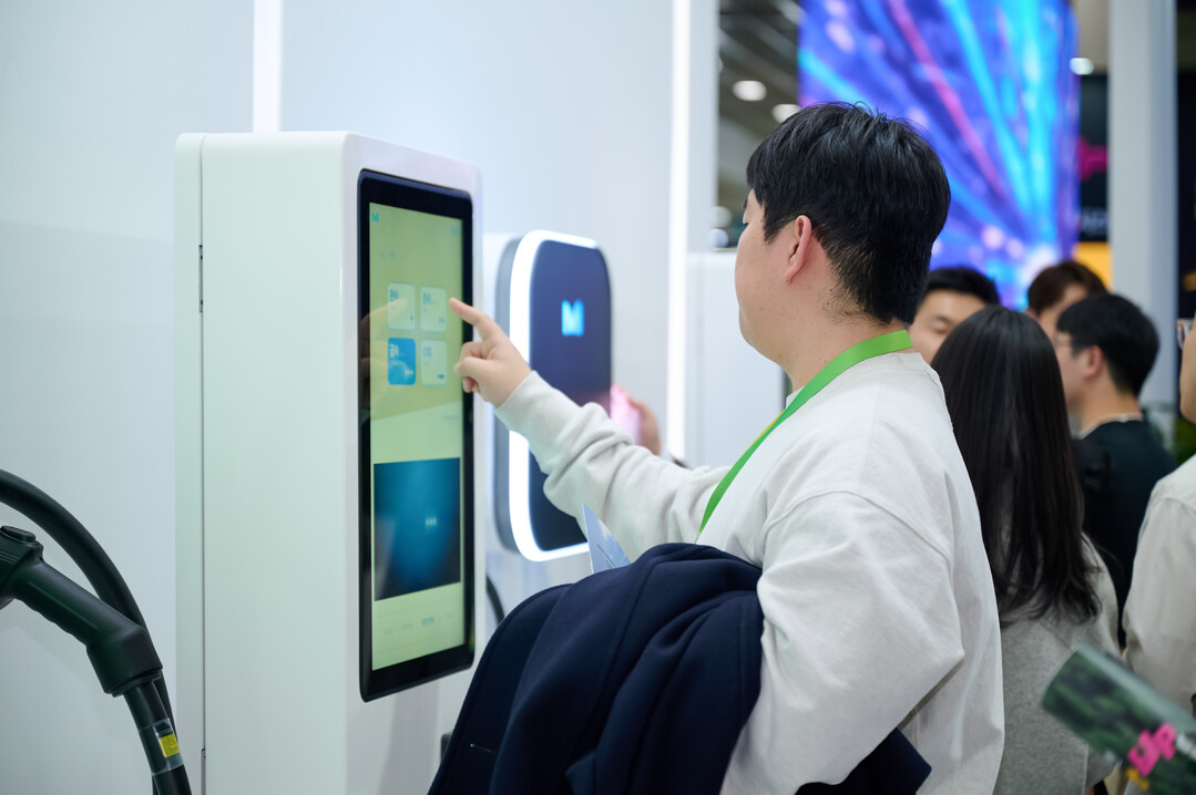 사진은 2024년 ‘EV 트렌드 코리아’ 전시장 전경. 방문객이 전기차 충전기 시연 부스에서 무선 충전 시스템을 체험하고 있다. 코엑스 제공