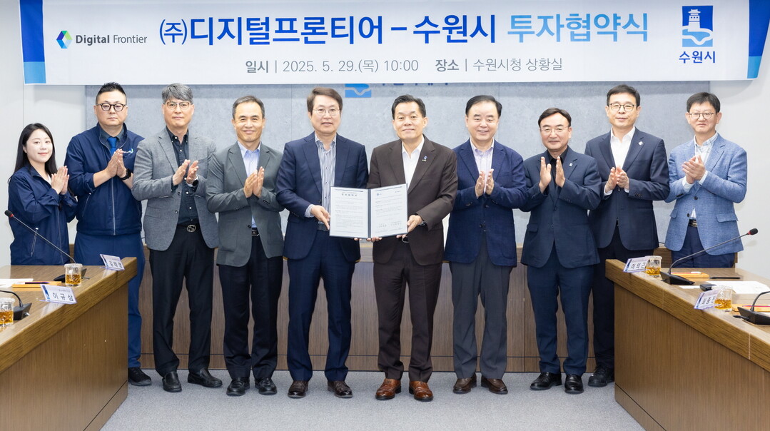 이재준 시장, 오성구 대표와 협약식 참석자들이 함께하고 있다. 
