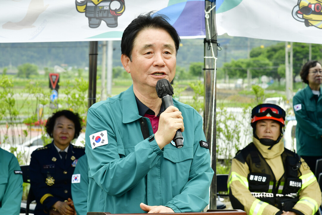 최문순 군수가 2025년 화천군 긴급구조 종합훈련에 앞서 격려사를 하고 있다.