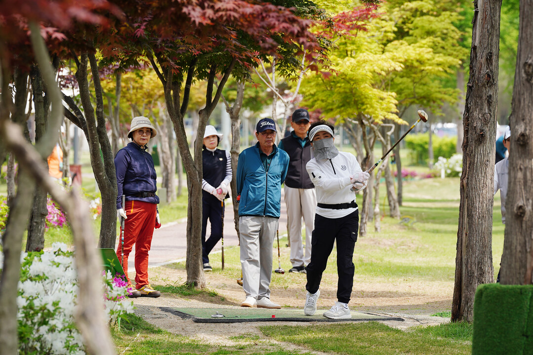 부부 파크골프 대회 참가자들이 열띤 경기를 펼치고 있다.