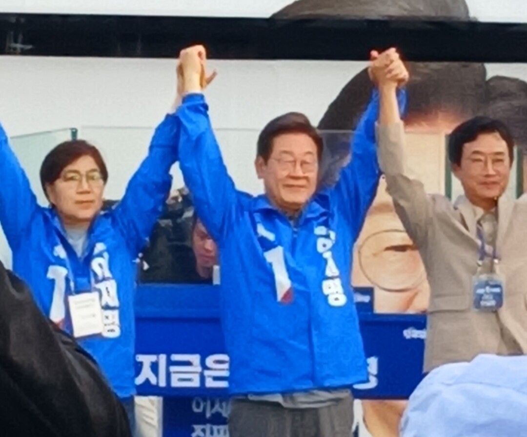 이재명 더불어민주당 대선 후보가 1일 오후 부산역 광장 연단에서 지역 당협위원장, 청년 대표 등과 손을 든 채 부산시민들에게 인사하고 있다. 사진/맹화찬 기자