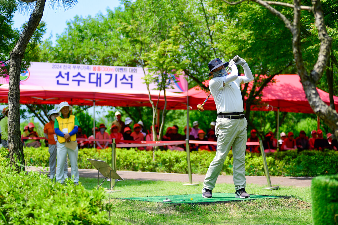 지난해 화천군 하남면 거례리 산천어 파크골프장 제2구장에서 열린 2024 전국 부부(가족) 롱홀 이벤트 대회