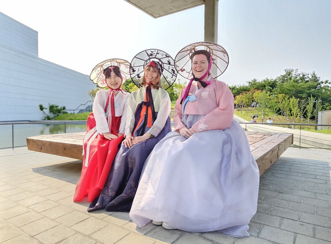 문화도시수성투어 조선타임슬립에 참가한 외국인들이 대구간송미술관 야외정원에서 포즈를 취하고 있다.