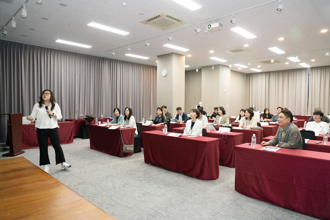 용인시의회 의원들이 4일 기획재정부 자문위원으로 활동하는 우지영 박사가 진행하는 ‘AI를 활용한 결산 분석’ 특강‘을 듣고 있다.